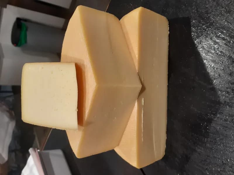 Tomme BIO dorée au lait cru de vache à la coupe